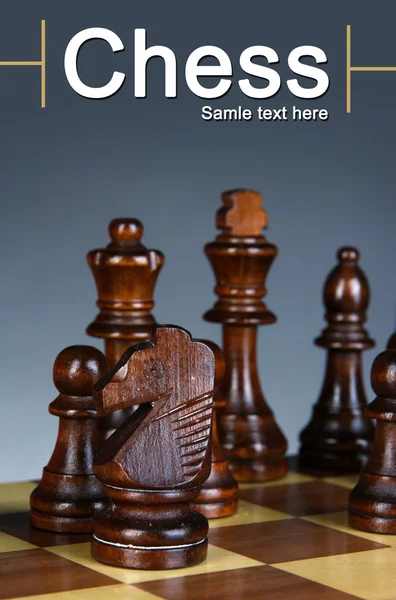 Schachbrett mit Schachfiguren auf dunklem Hintergrund — Stockfoto