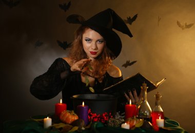 koyu arka plan üzerinde Halloween cadı