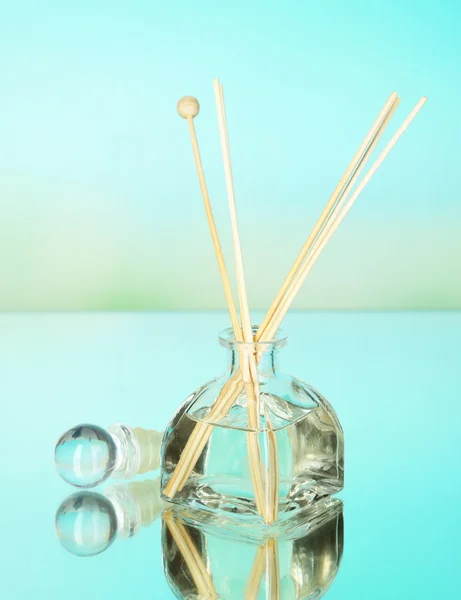 Palos aromáticos para el hogar sobre fondo azul — Foto de Stock