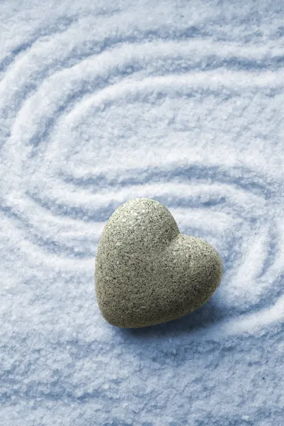 Gris piedra zen en forma de corazón, sobre fondo de arena —  Fotos de Stock