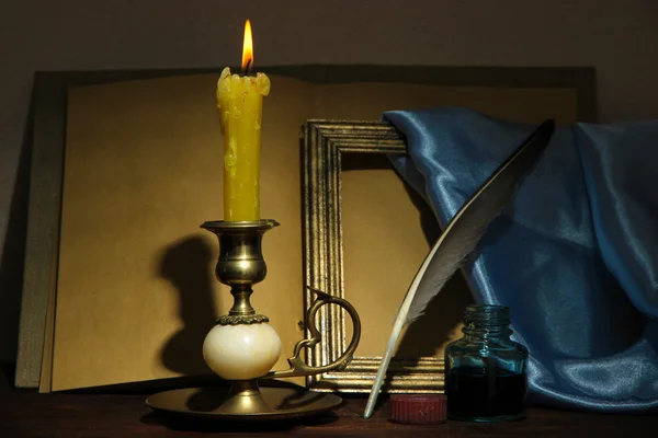 Vela vieja en la mesa en la habitación —  Fotos de Stock