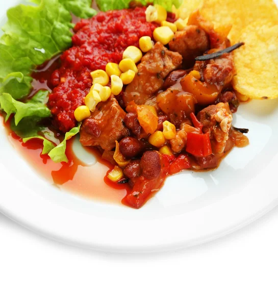 Chili maïs carne - traditionele Mexicaanse gerechten, op witte plaat, op servet, geïsoleerd op wit — Stockfoto