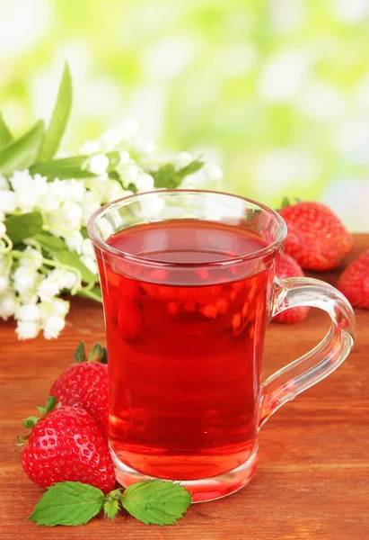 Läckra jordgubbar te på bordet på ljus bakgrund — Stockfoto