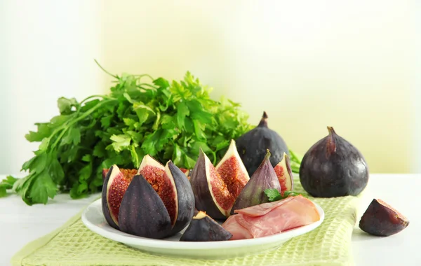 Figos saborosos com presunto na mesa de madeira branca — Fotografia de Stock