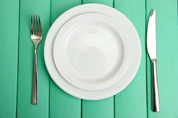 Plate and cutlery on wooden table close-up — Stockfoto