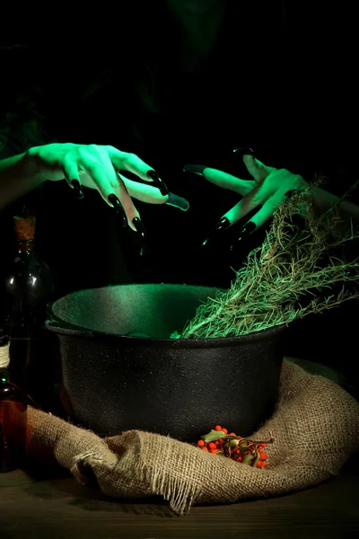 Hexe im gruseligen Halloween-Labor auf dunklem Hintergrund — Stockfoto