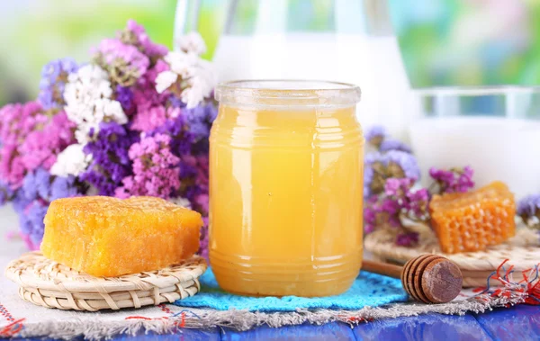 꿀, 우유 자연 배경에 나무 테이블에 — 스톡 사진