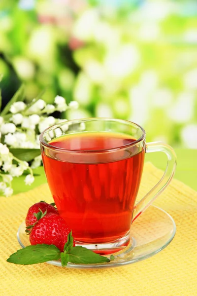 Läckra jordgubbar te på bordet på ljus bakgrund — Stockfoto