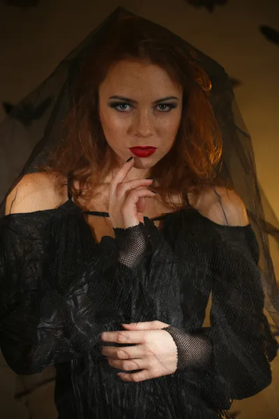 Halloween häxa på mörk bakgrund暗い背景にハロウィーンの魔女 — Stockfoto