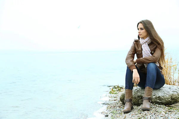 Retrato de una joven mujer seria cerca del río — Foto de Stock