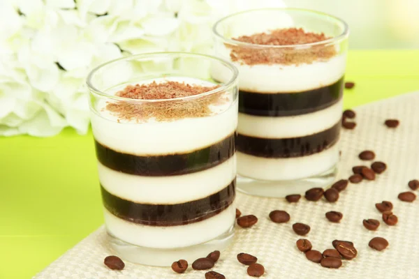 Café de geleia saboroso com leite na mesa no fundo claro — Fotografia de Stock