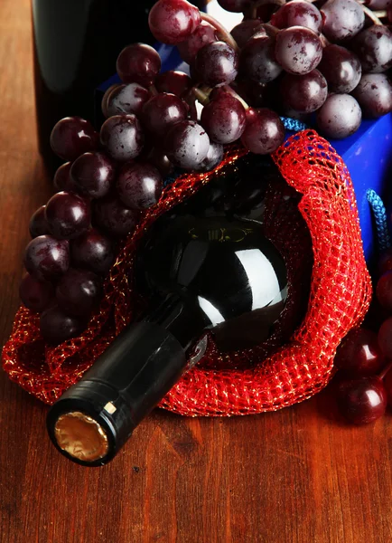 Geschenkdoos met wijn op houten tafel close-up — Stockfoto