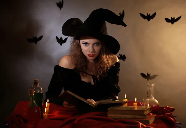 Strega di Halloween su sfondo scuro — Foto Stock