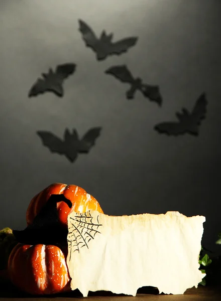 Composición de Halloween sobre fondo gris oscuro —  Fotos de Stock