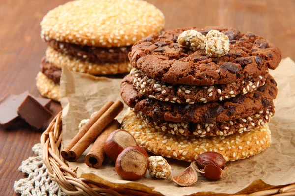 Zelfgemaakte koekjes met sesamzaad, chocolade, op servet, op houten achtergrond — Stockfoto