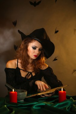 koyu arka plan üzerinde Halloween cadı