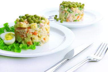 Geleneksel Rus salatası Olivier, beyaz üzerine izole edilmiş.