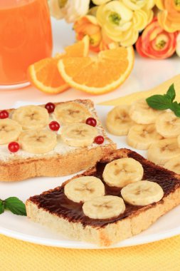 lezzetli ekmek muz üzerinde plaka yakın çekim