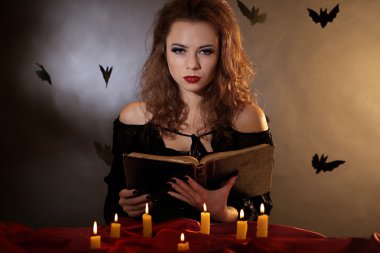 koyu arka plan üzerinde Halloween cadı