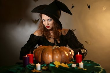 koyu arka plan üzerinde Halloween cadı