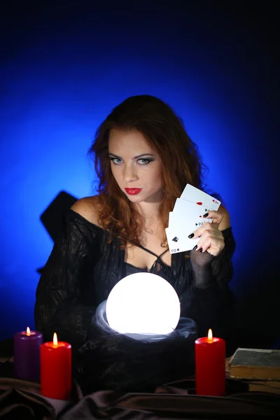 Bruxa de Halloween no fundo azul escuro — Fotografia de Stock
