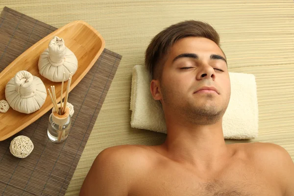 Man having head massage close up — Stock Photo, Image