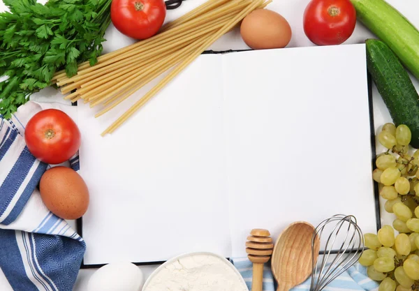 Koken concept. boodschappen met lege kookboek close-up — Stockfoto