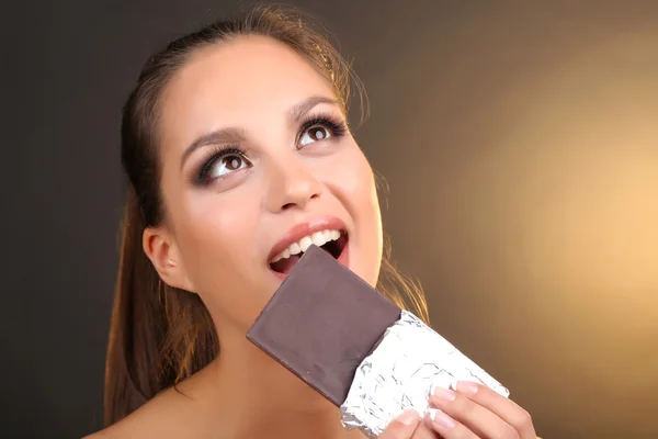 Giovane ragazza con cioccolato — Foto Stock