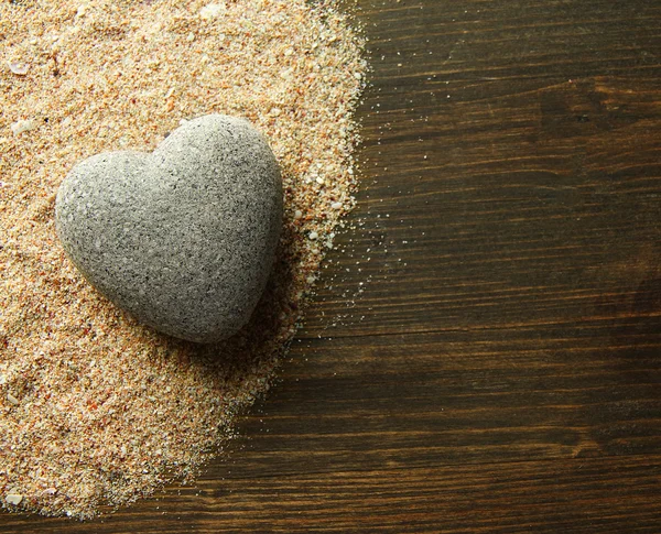 Piedra gris en forma de corazón —  Fotos de Stock