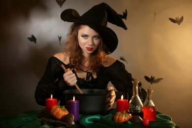 koyu arka plan üzerinde Halloween cadı