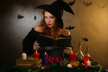 koyu arka plan üzerinde Halloween cadı