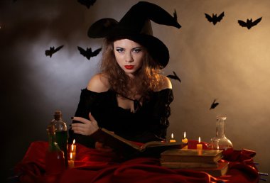 koyu arka plan üzerinde Halloween cadı