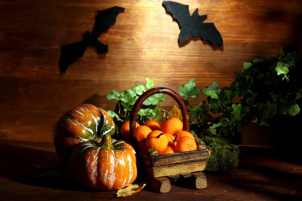 Halloween samenstelling op bruin houten achtergrond — Stockfoto