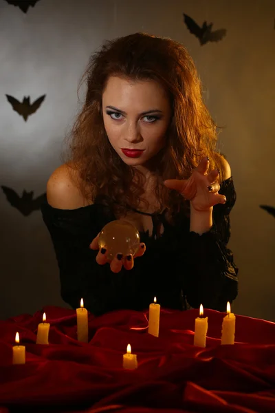 Halloween-Hexe auf dunklem Hintergrund — Stockfoto