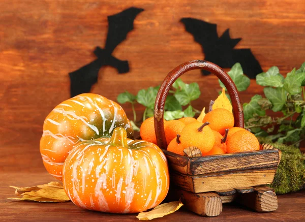 Composição de Halloween no fundo de madeira marrom — Fotografia de Stock