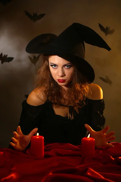 Halloween häxa på mörk bakgrund暗い背景にハロウィーンの魔女 — ストック写真