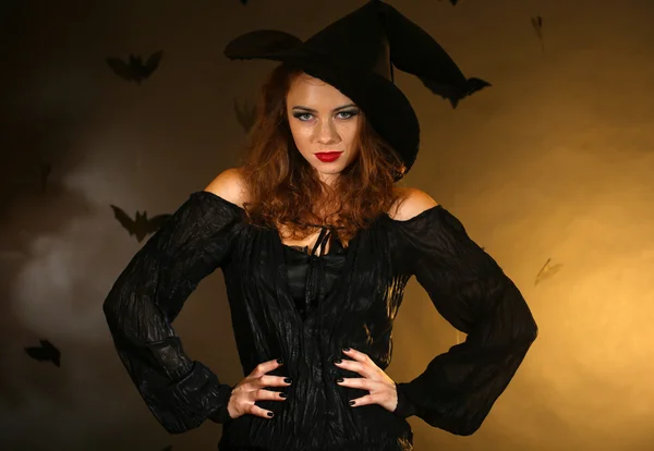 Bruja de Halloween sobre fondo oscuro —  Fotos de Stock