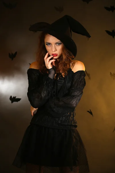 Halloween häxa på mörk bakgrund暗い背景にハロウィーンの魔女 — Stockfoto