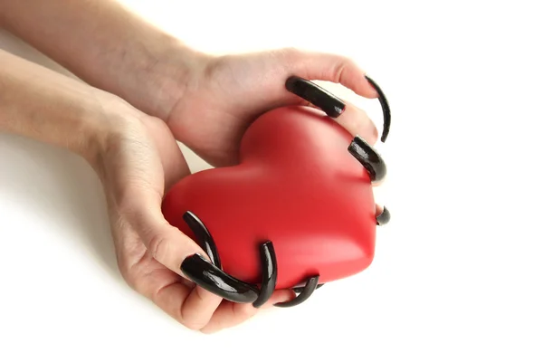 Mani con manicure spaventosa tenendo il cuore rosso, isolato su bianco — Foto Stock