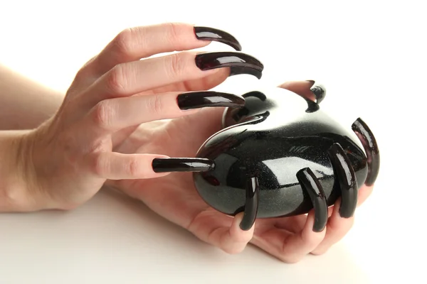 Mãos com manicure assustador segurando coração preto, isolado em branco — Fotografia de Stock