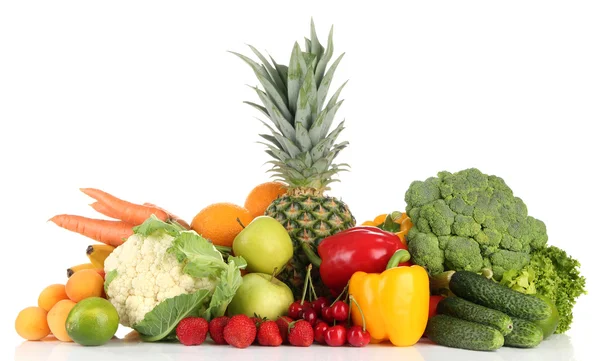 Assortiment de fruits et légumes frais, isolés sur blanc — Photo