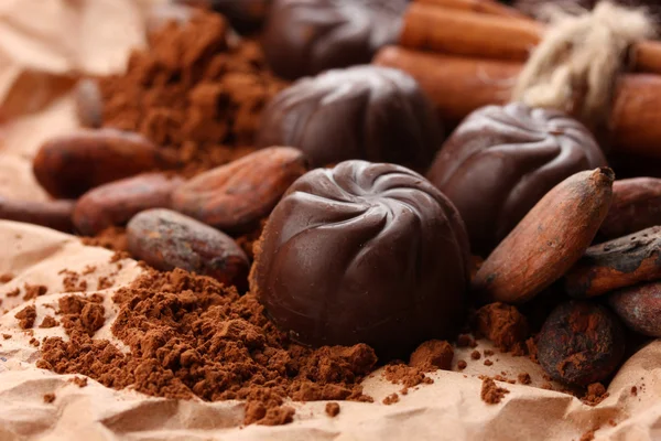 Composición de dulces de chocolate, cacao y especias sobre fondo marrón —  Fotos de Stock