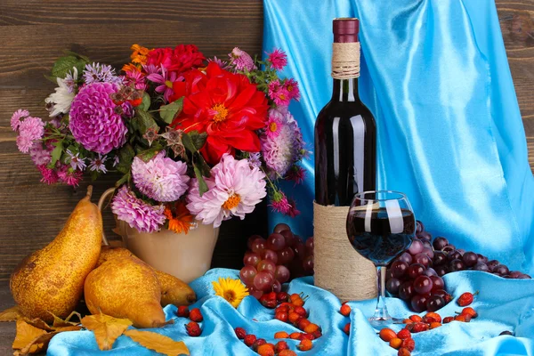Прекрасная осень натюрморт с фруктами и вином — стоковое фото
