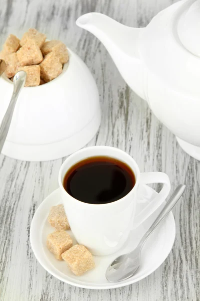 Taza de café, tetera y azucarero sobre fondo de madera de color — Foto de Stock