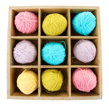 Ahşap kutusunda üzerinde beyaz izole renkli cam clews