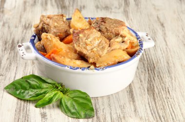 ev yapımı sığır stir fry ahşap arka plan rengi kase sebze ile