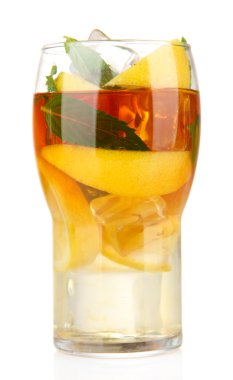 buzlu çay limon ve nane üzerinde beyaz izole