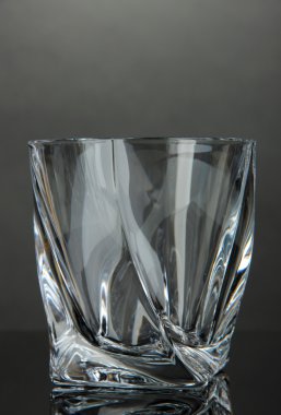 gri zemin üzerine boş bardak