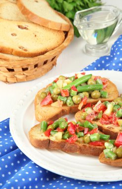 sandviç sebze ve plaka üzerinde ahşap masa yakın çekim yeşil