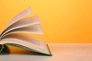 ahşap masa renk arka plan üzerinde kitap açıldı